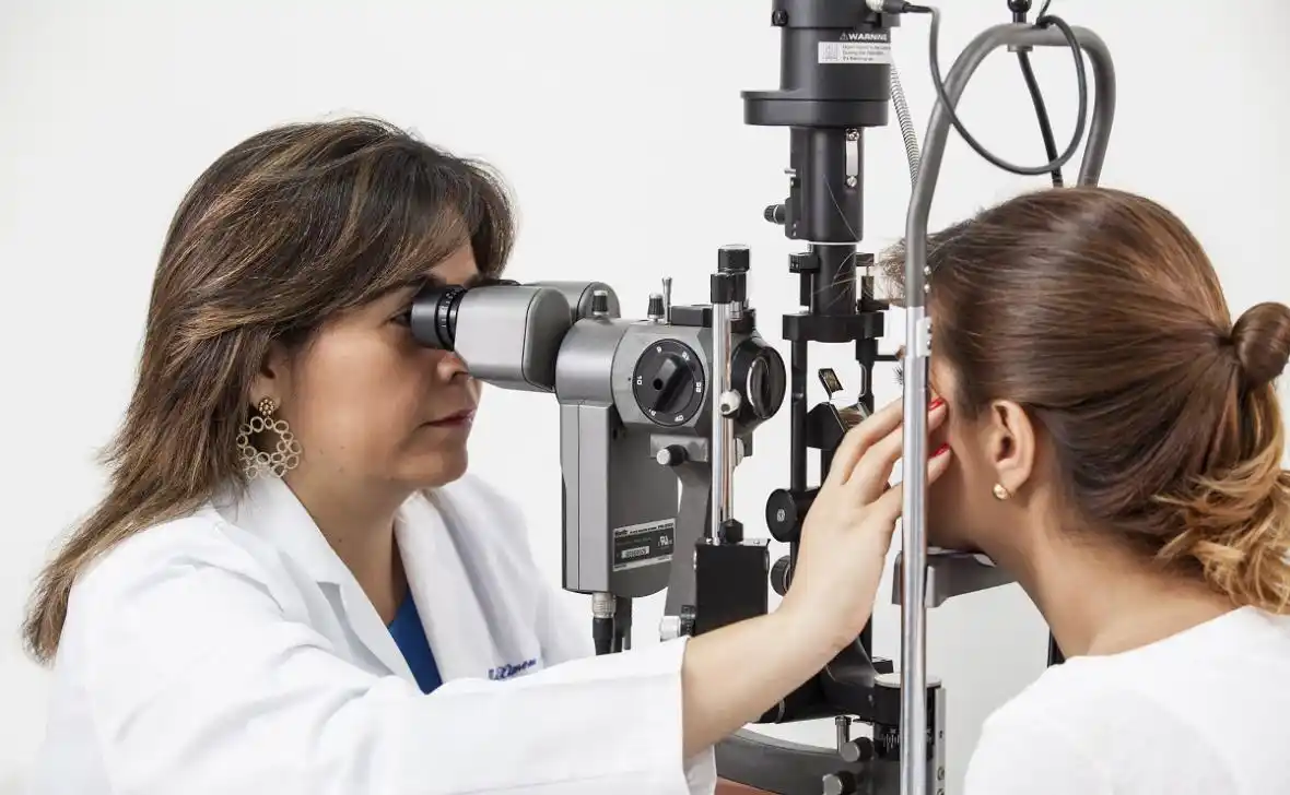 Dra. María José Ramírez realizando examen visual